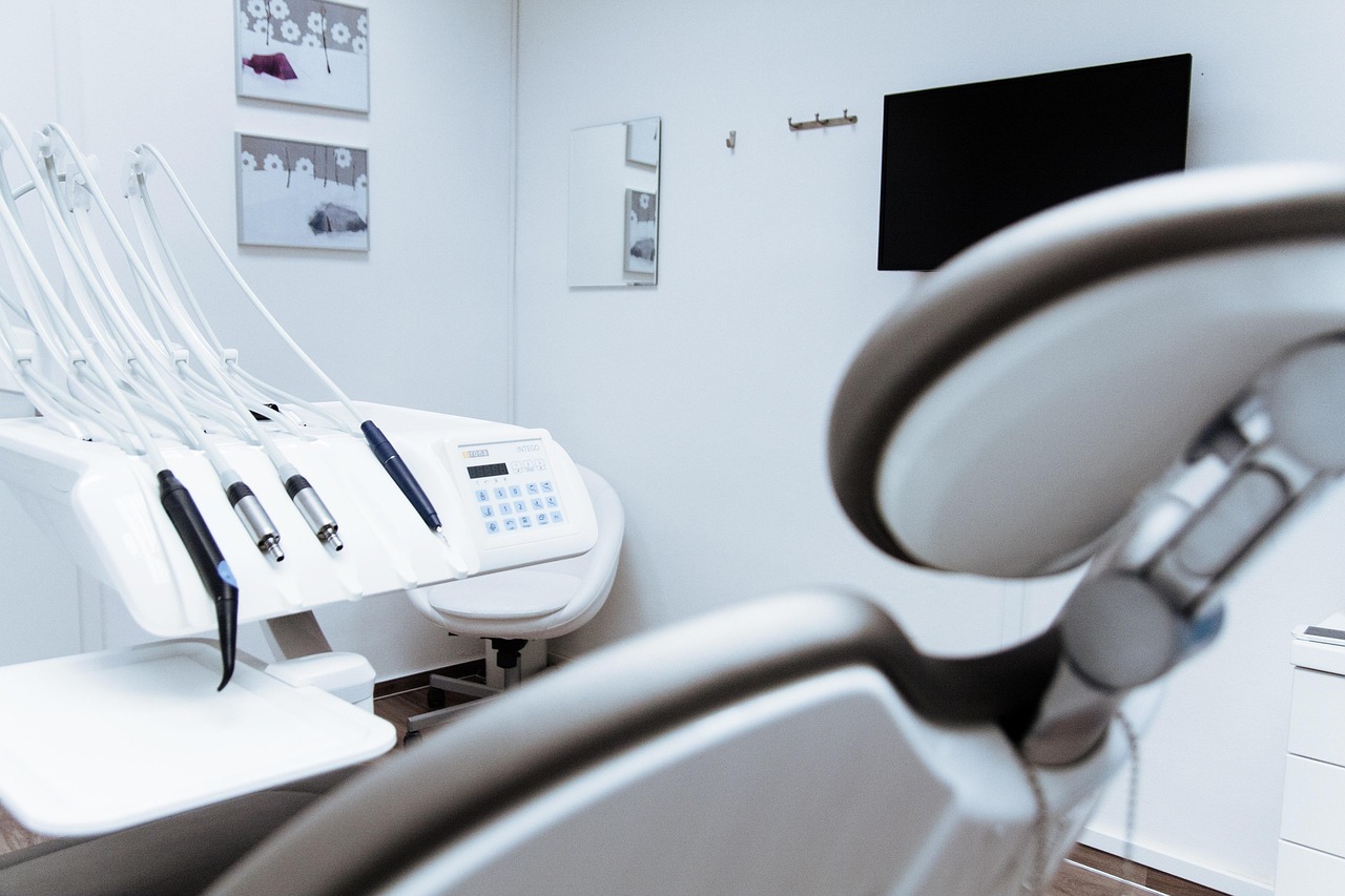 Chirurgia stomatologiczna – czym się zajmuje i jakie zabiegi obejmuje?